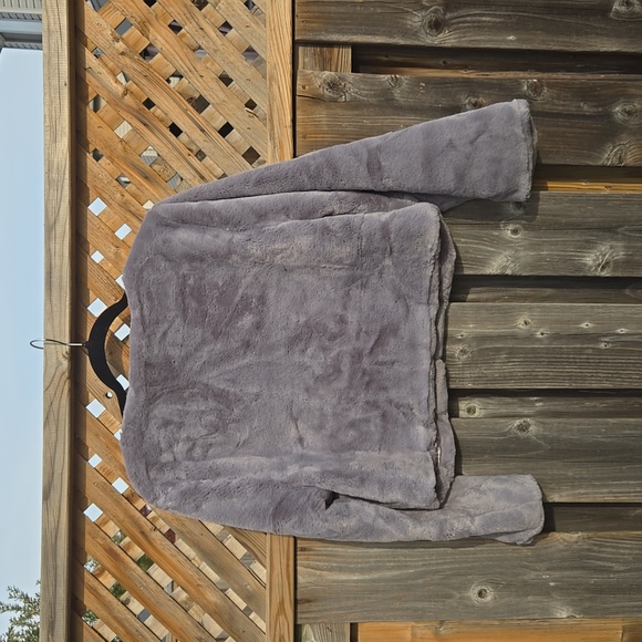 BCBG Paris size medium grey faux furs shrug - Picture 3 of 3